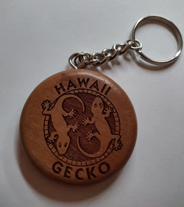 Hawaii Gecko Wooden Souvenir Keychain - Picture 1 of 5