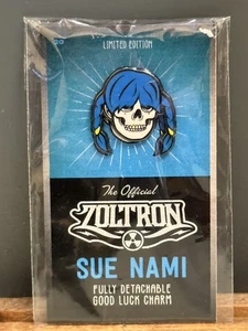 Zoltron Sue Nami poliert Chrom Emaille Pin Button Art Limited Edition nummeriert - Bild 1 von 2