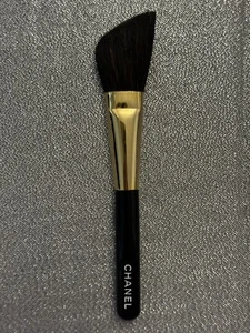CHANEL BEAUTE BEAUTY PINCEAU Contour Brush Black Handle Gold Ferrule New - Picture 1 of 1