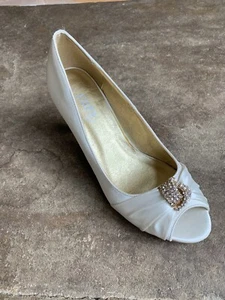 Ivory/ Cream Heels Size 7 Essex Glam - Picture 1 of 5