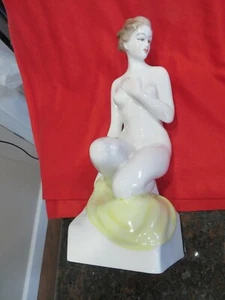 Estatuilla húngara de porcelana Hollohaza desnuda mujer - Imagen 1 de 6