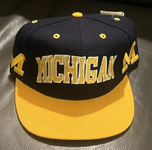 Vintage Michigan Wolverines eng anliegende amerikanische Nadel NCAA Mütze gelb blau 6 7/8 - Bild 1 von 7