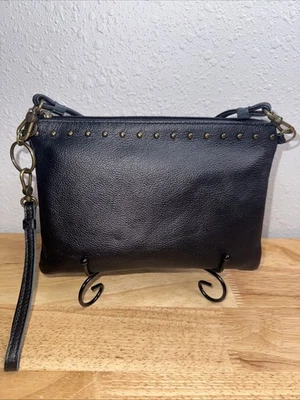 Cartera bandolera The Sak negra con tachuelas de cuero sintético Foto 1 de 4