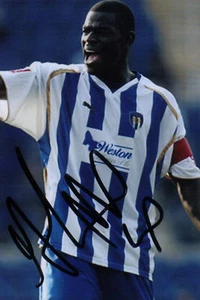 COLCHESTER UNITED: MAGNUS OKUONGHAE SIGNED 6x4 ACTION PHOTO+COA - Bild 1 von 1