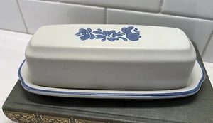 Pfaltzgraff Stoneware "Yorktowne" Covered Butter Dish Bisque Blue Retired USA - Picture 1 of 9