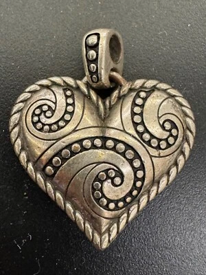 Colgante Corazón Hinchado Paisley Reversible Brighton - Pergamino Plateado Foto 1 de 3