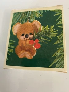 VINTAGE 1983 HALLMARK CHRISTMAS KEEPSAKE ORNAMENT CHRISTMAS KOALA BEAR WITH BOX - Picture 1 of 4