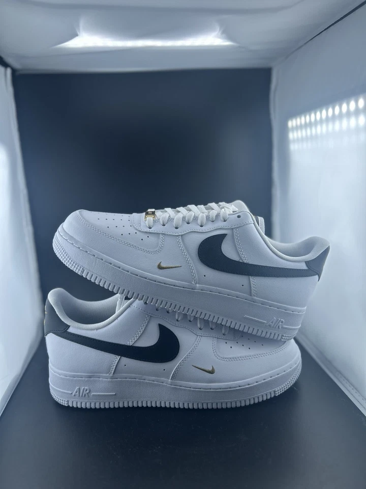 Nike Air Force 1 Low 07 Essential Blanco Negro Oro Mini Swoosh Talla 11w DS Foto 1 de 4