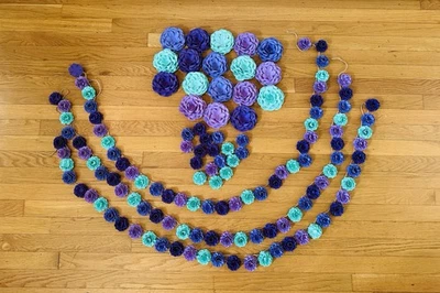 Vibrant Purple and Blue Floral Paper Garland Set - Imagem 1 de 4