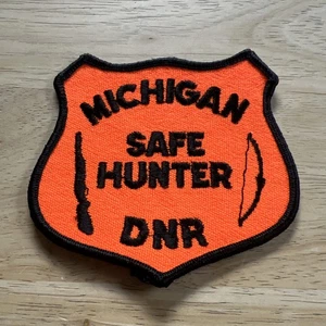 Vintage Patch Michigan SAFE HUNTER DNR Bogen Gewehr Gewehr JAGD ORANGE Bügelbild aufnähen NEU - Bild 1 von 6
