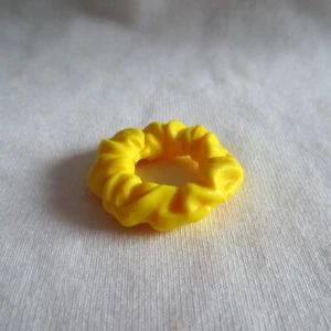 NUEVA Muñeca Barbie Arco Iris Leopardo Amarillo Scrunchie ~ Accesorio para el Cabello Fashionista - Imagen 1 de 4