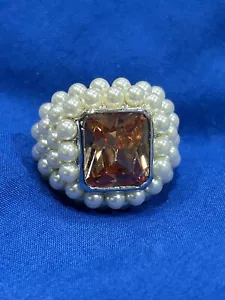 Anillo estampado galvanizado oro blanco 18 talla 7 con perlas y piedra en tono coral - Imagen 1 de 9