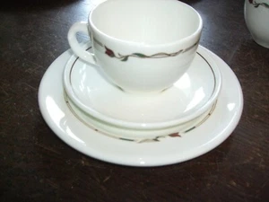 Wedgewood Metallised English Bone China 2 of each Cups,Tea Plates & Saucers - Picture 1 of 6