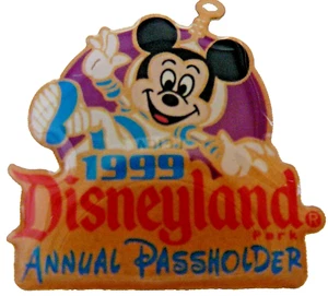 Spilla cappello bavero Disneyland Topolino astronauta annuale 1999 - VINTAGE - Foto 1 di 4
