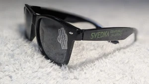 Svedka Sonnenbrille schwarzes Gestell grüne Aufschrift Grapefruit Jalapeno Promo UV400 - Bild 1 von 9