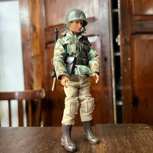 Madelman de 1ª generación soldado con accesorios fusil casco y correaje - Bild 1 von 3