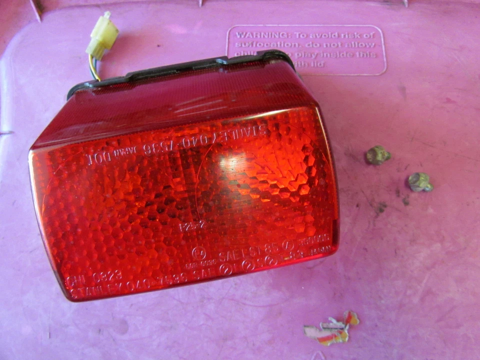 Luz trasera radian Yamaha YX600 YX 600 SC/TC/UC 1986-88 con soporte Foto 1 de 3