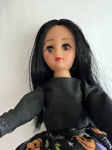 Ragazza trucco o scherzetto di Halloween - Foto 1 di 5