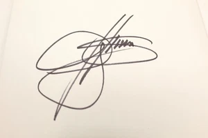 GENE SIMMONS SIGNED AUTOGRAPH "IS AN ATTRACTIVE AND POWERFUL MAN" BOOK - KISS - Picture 1 of 2