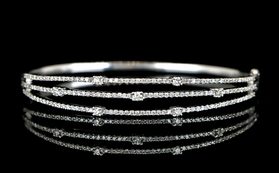 Brazalete con bisagras de diamantes redondo de 3 filas IGI IGI de oro blanco de 14 k de $7,200 Foto 1 de 4
