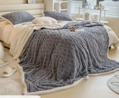 Doppelseitiges Wollbett oder Sofadecke 200x230 cm mit 2 Kissenbezügen - Bild 1 von 3