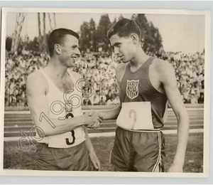 FOTO DE PRENSA DEPORTIVA para exhibir a los competidores después de la carrera en pista década de 1960 deportes - Imagen 1 de 2