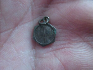 Ancienne  mini médaille religieuse  NOTRE DAME DE LOURDES 9 mm  0,45 gr