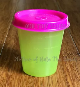 TUPPERWARE Midget Gewürz Dressing Mini Pille 2 Unzen Behälter grün & neon pink - Bild 1 von 3