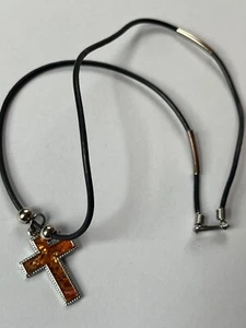 Collar Colgante Cruz Religiosa Tono Plateado Abulón Negro Cordón Tubular con Naranja - Imagen 1 de 9