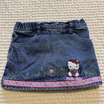 Pantalón corto bordado de mezclilla Y2K Sanrio Hello Kitty talla 3T Foto 1 de 4