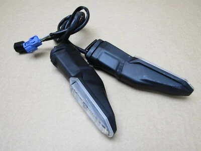 Par de indicadores traseros Kawasaki Ninja EX 650 2023 4.004 millas (14218) Foto 1 de 4