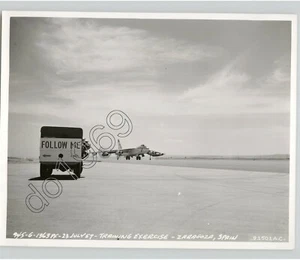 B-47 BOMBARDERO aterriza en ZARAGOZA ESPAÑA @ Base de la Fuerza Aérea de Estados Unidos 1957 foto de prensa - Imagen 1 de 2