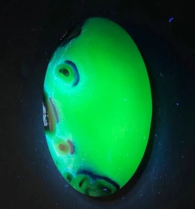 Neufund Silber Licht Achat Handfläche Polieren Heilung Leuchten unter UV-Licht C780 - Bild 1 von 8