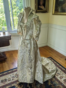 Antiguo vestido de baile/cancha brocado marfil del siglo XIX tren bullicioso museo metálico - Imagen 1 de 23