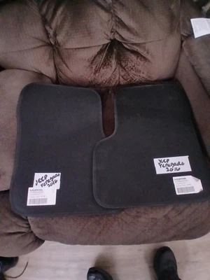 Комплект из 2 задних черных ковриков для пола Jeep Renegade 2015-2023 годов выпуска # 07356232220 - Изображение 1 из 3