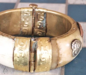 Pulsera única vintage con bisagras de hueso y latón - Imagen 1 de 10