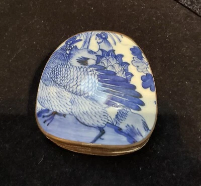 Fragmento antiguo de cerámica de pollos azules y blancos en caja de hojalata China Foto 1 de 4
