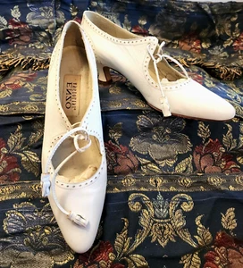 Vintage Damenschuhe weiß Leder mit Absatz und Squash-Absätzen & Quastenbindung - Bild 1 von 9