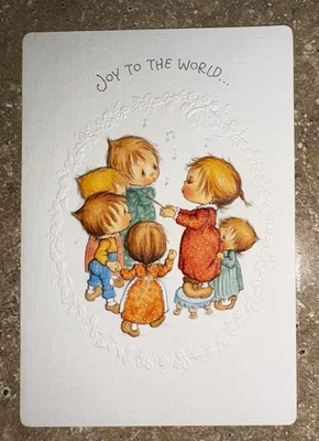Tarjeta de Navidad Hallmark Betsey Clark Vintage 1973 Sin Usar Repujado Coro Alegría Foto 1 de 4