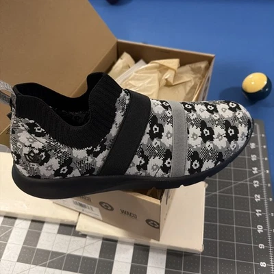 Zapatillas cómodas sin cordones florales negras 9,5 D elásticas WACO Karma para mujer - Nuevas Foto 1 de 4