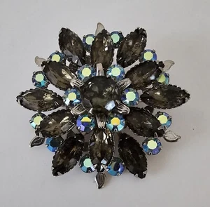 Spilla vintage AB strass spilla blu topazio fumè accenti fiori tono argento 2" - Foto 1 di 4