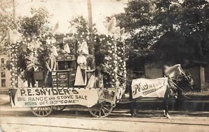 P.E. Snyder Hardware - PARADE FLOAT - Estufa de leña - Blanchester OH - 1913 - RPPC - Imagen 1 de 2