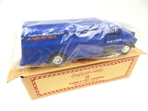 7G Ertl Collectibles Ford F-700 Tanker Coin Bank w/ Key Petro Oil NEW in Box - Foto 1 di 3