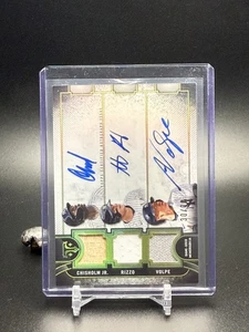 2024 Topps Triple Threads Auto Relic Combo Chisholm Rizzo Volpe #ARC-CRV - Bild 1 von 2