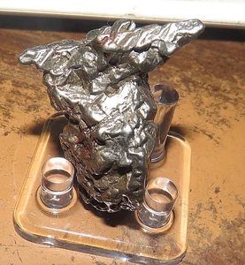 44 GM CAMPO DEL CIELO METEORIT KRISTALL TOLLES STÜCK MIT STÄNDER JAL - Bild 1 von 6