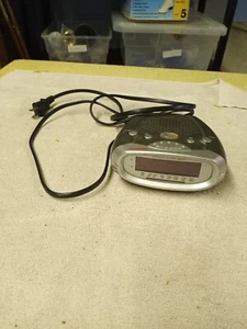 SYLVANIA MODEL SCR1276 AM/FM ALARM CLOCK RADIO AC/BATTERY POWERED (ClocksA) - Picture 1 of 4