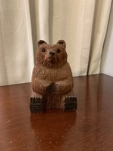 Holzschnitzerei sitzender Bär von Devyon Harrison in Muir Woods - Bild 1 von 11