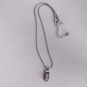 Brighton rote Sandale Schuh Anhänger Halskette versilbert Edelstein nicht mehr produziert 16-18 Zoll - Bild 1 von 7