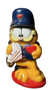 VINTAGE PFOTEN Schlüsselanhänger Garfield Postbote Lieferung Valentinstag Liebesbrief 1981 - Bild 1 von 8