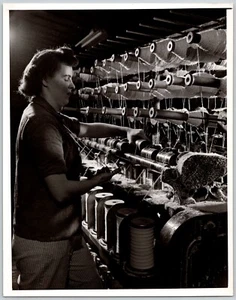 Telares textiles de trabajo para mujer, Russell Mfg Co, Middletown, Connecticut 8 x 10 - Imagen 1 de 2